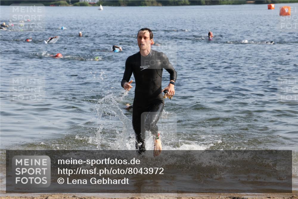 15.06.2025 - 27. Vierlanden-Triathlon Lena Gebhardt http://msf.ph/oto/8043972 15.06.2025 08:34:21 Schwimmen 20 meine-sportfotos.de