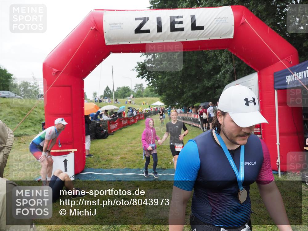 21.06.2025 - 27. Vierlanden-Triathlon MichiJ http://msf.ph/oto/8043973 15.06.2026 13:44:34 Ziel 222, 878 meine-sportfotos.de