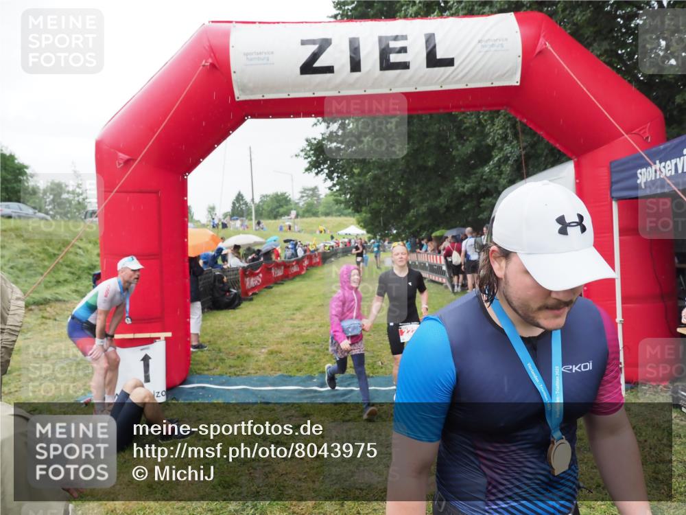 21.06.2025 - 27. Vierlanden-Triathlon MichiJ http://msf.ph/oto/8043975 15.06.2026 13:44:34 Ziel 222, 878 meine-sportfotos.de