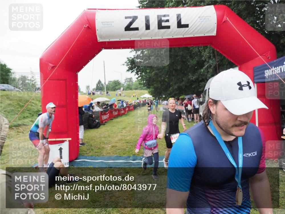 21.06.2025 - 27. Vierlanden-Triathlon MichiJ http://msf.ph/oto/8043977 15.06.2026 13:44:34 Ziel 222, 878 meine-sportfotos.de