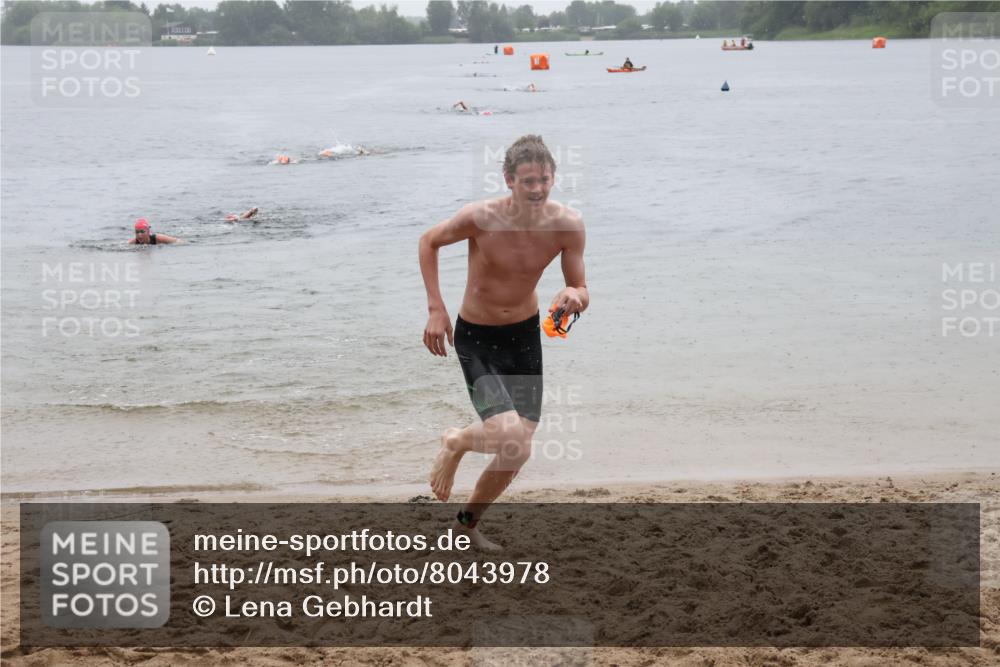 21.06.2025 - 27. Vierlanden-Triathlon Lena Gebhardt http://msf.ph/oto/8043978 15.06.2025 14:38:39 Schwimmen 1318, 1325 meine-sportfotos.de