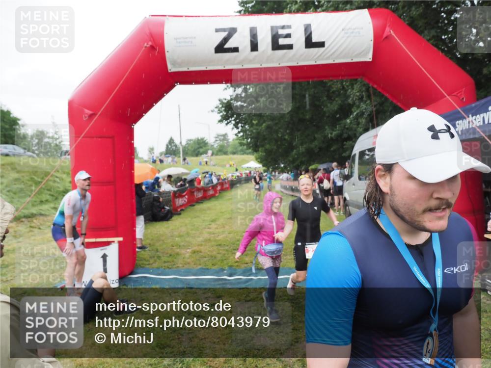 21.06.2025 - 27. Vierlanden-Triathlon MichiJ http://msf.ph/oto/8043979 15.06.2026 13:44:34 Ziel 222, 878 meine-sportfotos.de