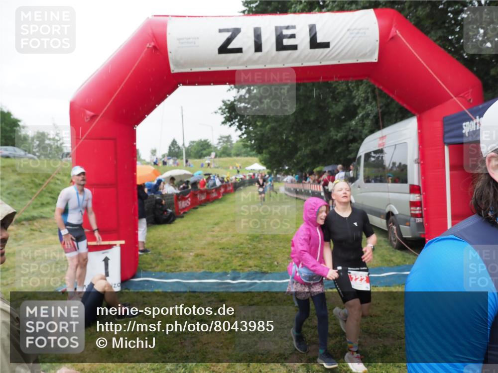 21.06.2025 - 27. Vierlanden-Triathlon MichiJ http://msf.ph/oto/8043985 15.06.2026 13:44:34 Ziel 222, 878 meine-sportfotos.de