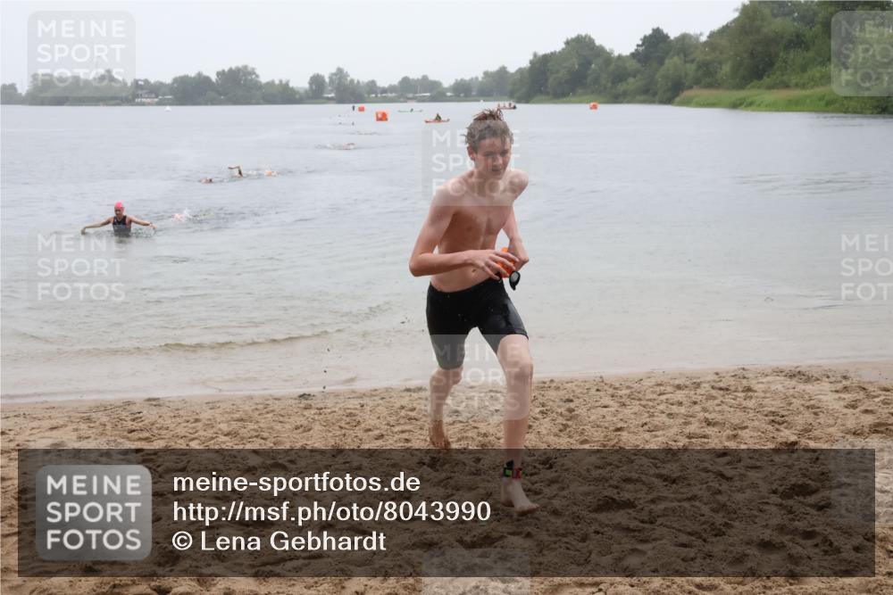 21.06.2025 - 27. Vierlanden-Triathlon Lena Gebhardt http://msf.ph/oto/8043990 15.06.2025 14:38:39 Schwimmen 1318, 1325 meine-sportfotos.de