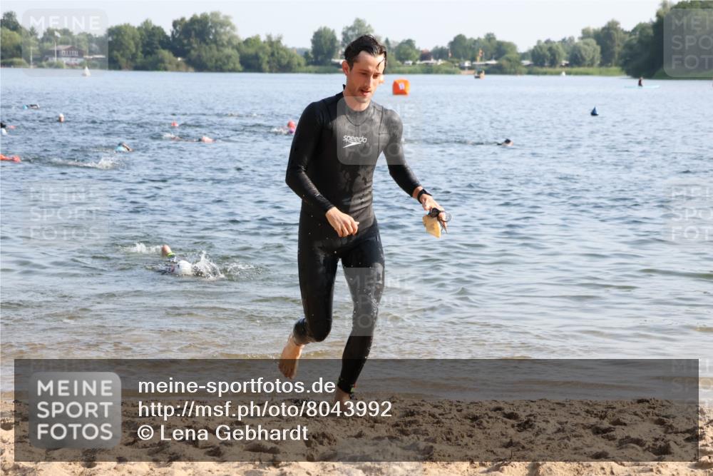 15.06.2025 - 27. Vierlanden-Triathlon Lena Gebhardt http://msf.ph/oto/8043992 15.06.2025 08:34:22 Schwimmen 20, 88 meine-sportfotos.de
