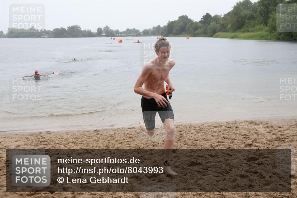 21.06.2025 - 27. Vierlanden-Triathlon Lena Gebhardt http://msf.ph/oto/8043993 15.06.2025 14:38:39 Schwimmen 1318, 1325 meine-sportfotos.de
