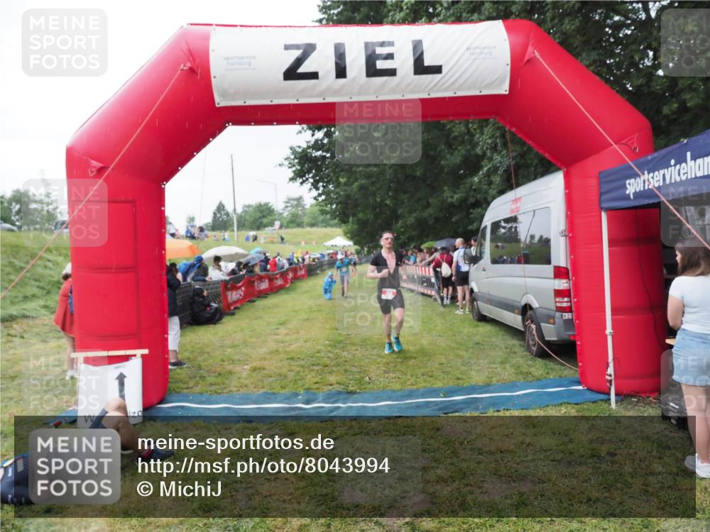 21.06.2025 - 27. Vierlanden-Triathlon MichiJ http://msf.ph/oto/8043994 15.06.2026 13:44:39 Ziel 45, 222 meine-sportfotos.de