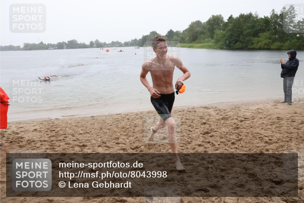 21.06.2025 - 27. Vierlanden-Triathlon Lena Gebhardt http://msf.ph/oto/8043998 15.06.2025 14:38:40 Schwimmen 1318, 1325 meine-sportfotos.de