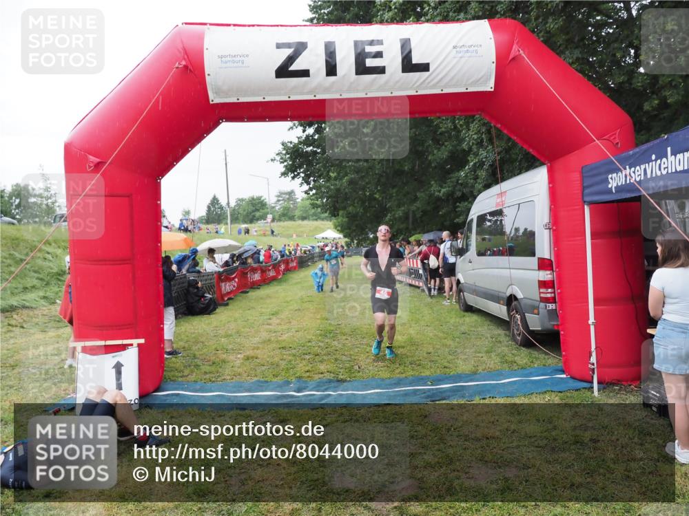 21.06.2025 - 27. Vierlanden-Triathlon MichiJ http://msf.ph/oto/8044000 15.06.2026 13:44:40 Ziel 45, 222 meine-sportfotos.de