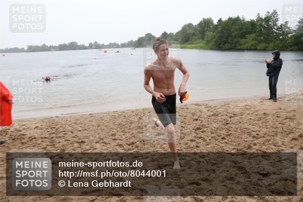 21.06.2025 - 27. Vierlanden-Triathlon Lena Gebhardt http://msf.ph/oto/8044001 15.06.2025 14:38:40 Schwimmen 1318, 1325 meine-sportfotos.de