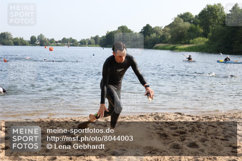 15.06.2025 - 27. Vierlanden-Triathlon Lena Gebhardt http://msf.ph/oto/8044003 15.06.2025 08:34:23 Schwimmen 20, 88 meine-sportfotos.de