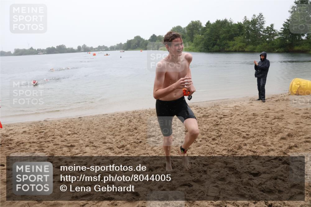 21.06.2025 - 27. Vierlanden-Triathlon Lena Gebhardt http://msf.ph/oto/8044005 15.06.2025 14:38:40 Schwimmen 1318, 1325 meine-sportfotos.de
