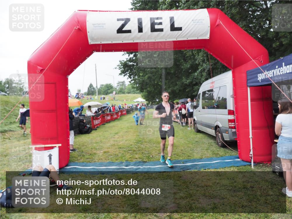 21.06.2025 - 27. Vierlanden-Triathlon MichiJ http://msf.ph/oto/8044008 15.06.2026 13:44:40 Ziel 45, 222 meine-sportfotos.de