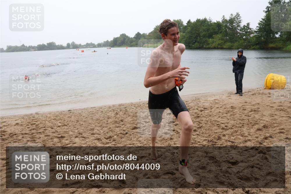 21.06.2025 - 27. Vierlanden-Triathlon Lena Gebhardt http://msf.ph/oto/8044009 15.06.2025 14:38:40 Schwimmen 1318, 1325 meine-sportfotos.de