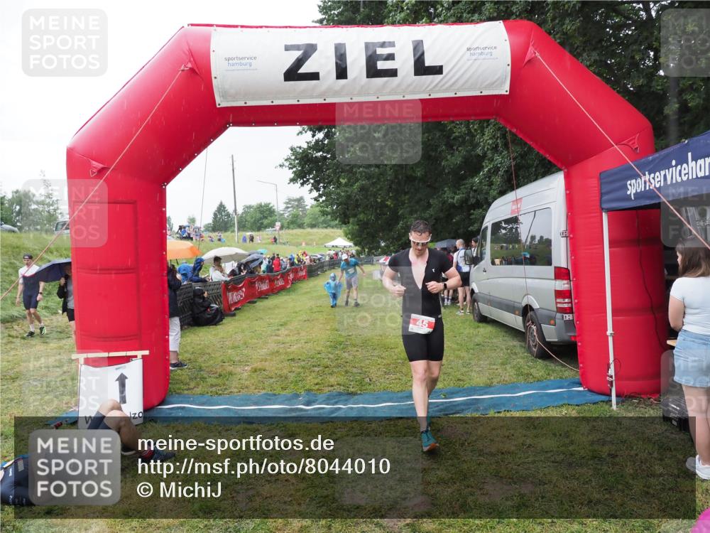 21.06.2025 - 27. Vierlanden-Triathlon MichiJ http://msf.ph/oto/8044010 15.06.2026 13:44:41 Ziel 45, 222, 960 meine-sportfotos.de