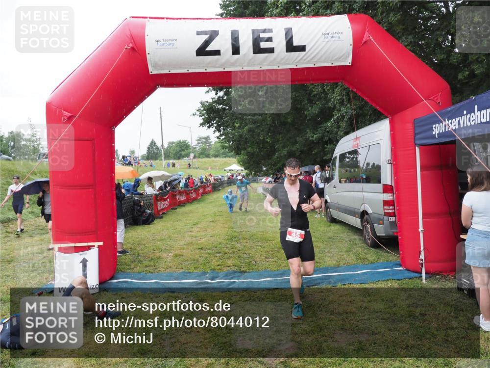 21.06.2025 - 27. Vierlanden-Triathlon MichiJ http://msf.ph/oto/8044012 15.06.2026 13:44:41 Ziel 45, 222, 960 meine-sportfotos.de