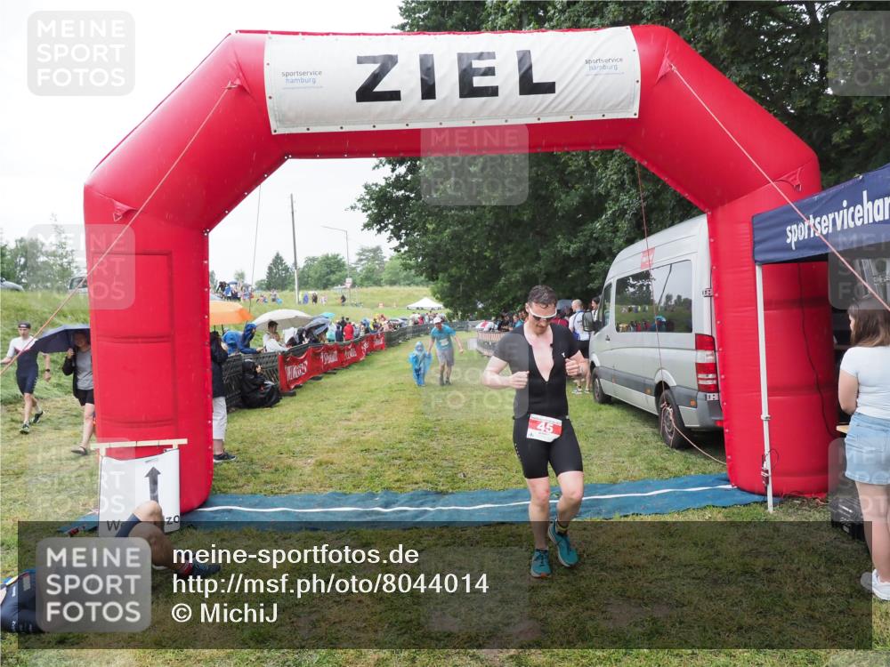 21.06.2025 - 27. Vierlanden-Triathlon MichiJ http://msf.ph/oto/8044014 15.06.2026 13:44:41 Ziel 45, 222, 960 meine-sportfotos.de