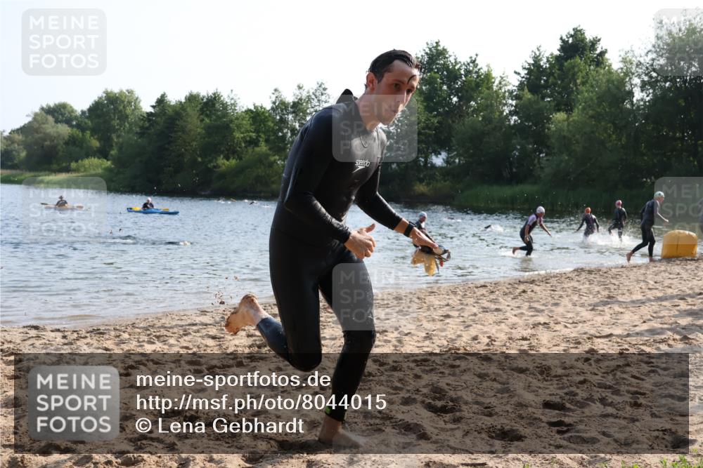 15.06.2025 - 27. Vierlanden-Triathlon Lena Gebhardt http://msf.ph/oto/8044015 15.06.2025 08:34:24 Schwimmen 20, 88 meine-sportfotos.de