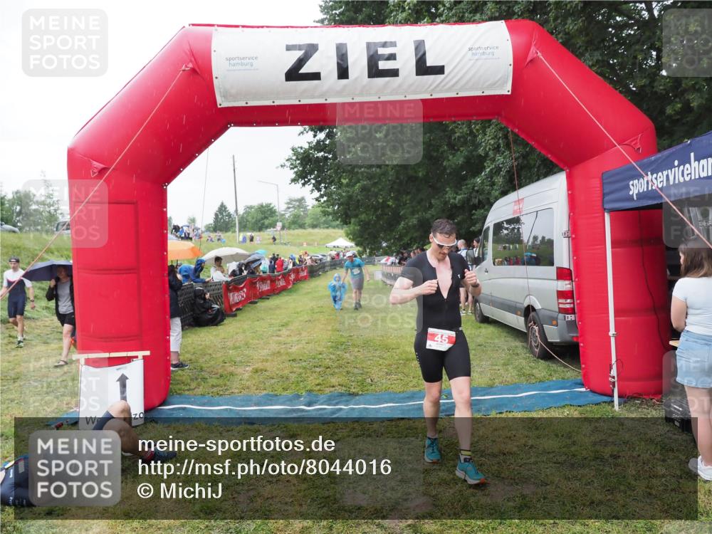 21.06.2025 - 27. Vierlanden-Triathlon MichiJ http://msf.ph/oto/8044016 15.06.2026 13:44:41 Ziel 45, 222, 960 meine-sportfotos.de