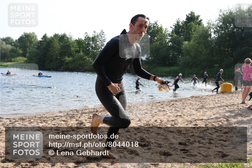 15.06.2025 - 27. Vierlanden-Triathlon Lena Gebhardt http://msf.ph/oto/8044018 15.06.2025 08:34:25 Schwimmen 20, 88 meine-sportfotos.de