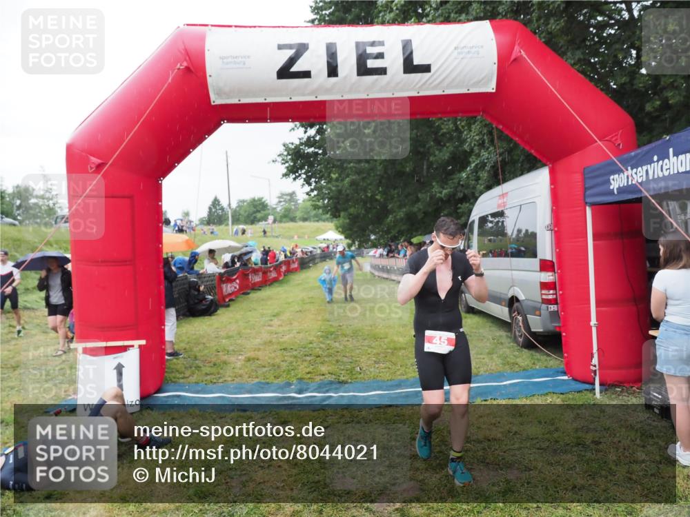 21.06.2025 - 27. Vierlanden-Triathlon MichiJ http://msf.ph/oto/8044021 15.06.2026 13:44:41 Ziel 45, 222, 960 meine-sportfotos.de