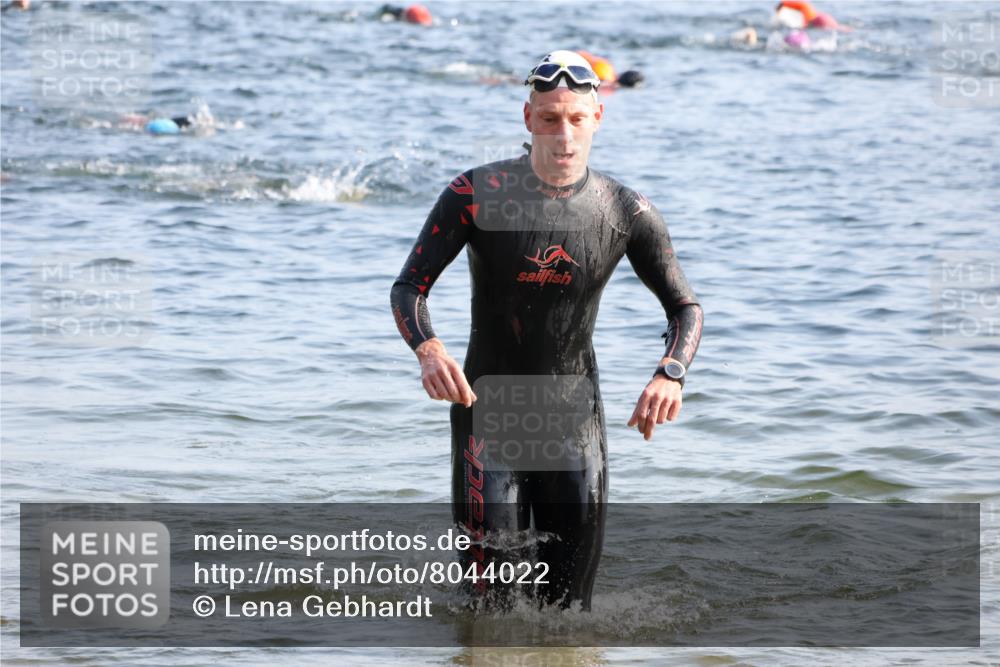 15.06.2025 - 27. Vierlanden-Triathlon Lena Gebhardt http://msf.ph/oto/8044022 15.06.2025 08:34:27 Schwimmen 20, 88 meine-sportfotos.de