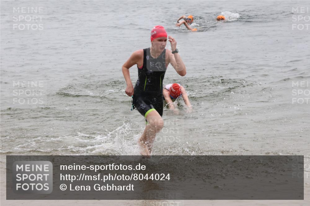 21.06.2025 - 27. Vierlanden-Triathlon Lena Gebhardt http://msf.ph/oto/8044024 15.06.2025 14:38:48 Schwimmen 1318, 1325, 1340 meine-sportfotos.de