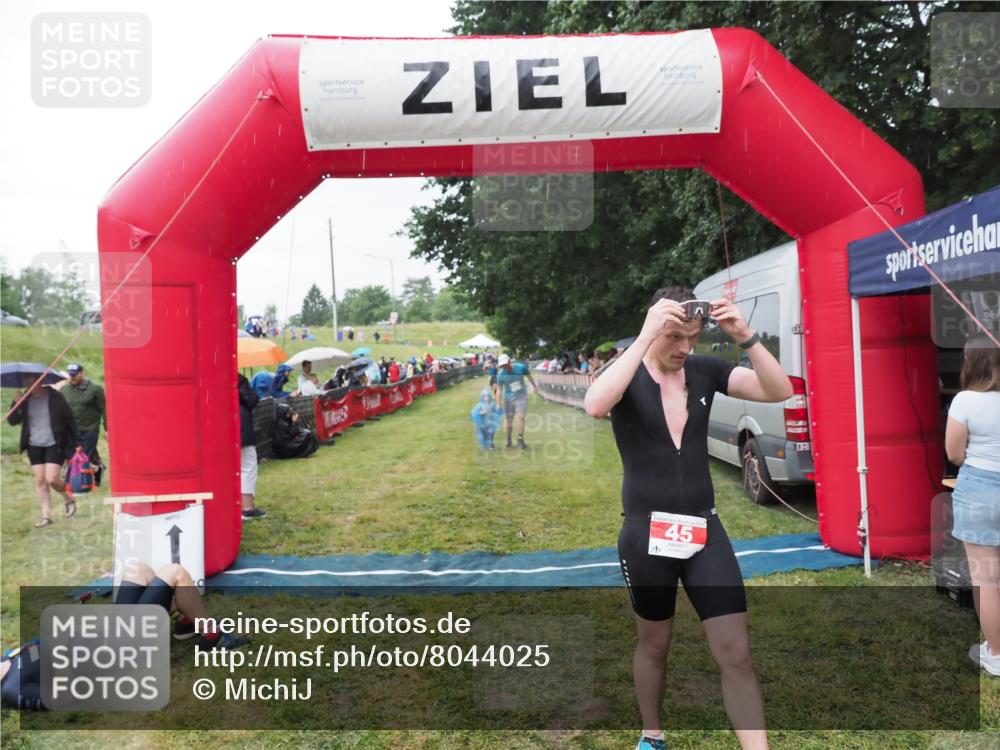 21.06.2025 - 27. Vierlanden-Triathlon MichiJ http://msf.ph/oto/8044025 15.06.2026 13:44:42 Ziel 45, 960 meine-sportfotos.de