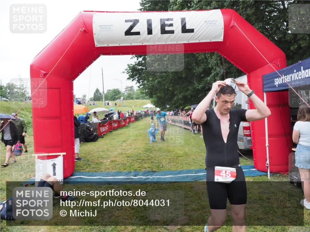 21.06.2025 - 27. Vierlanden-Triathlon MichiJ http://msf.ph/oto/8044031 15.06.2026 13:44:42 Ziel 45, 960 meine-sportfotos.de