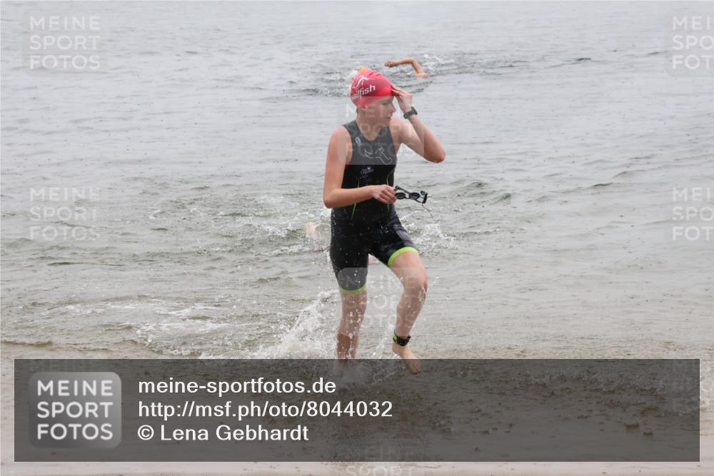 21.06.2025 - 27. Vierlanden-Triathlon Lena Gebhardt http://msf.ph/oto/8044032 15.06.2025 14:38:48 Schwimmen 1318, 1325, 1340 meine-sportfotos.de