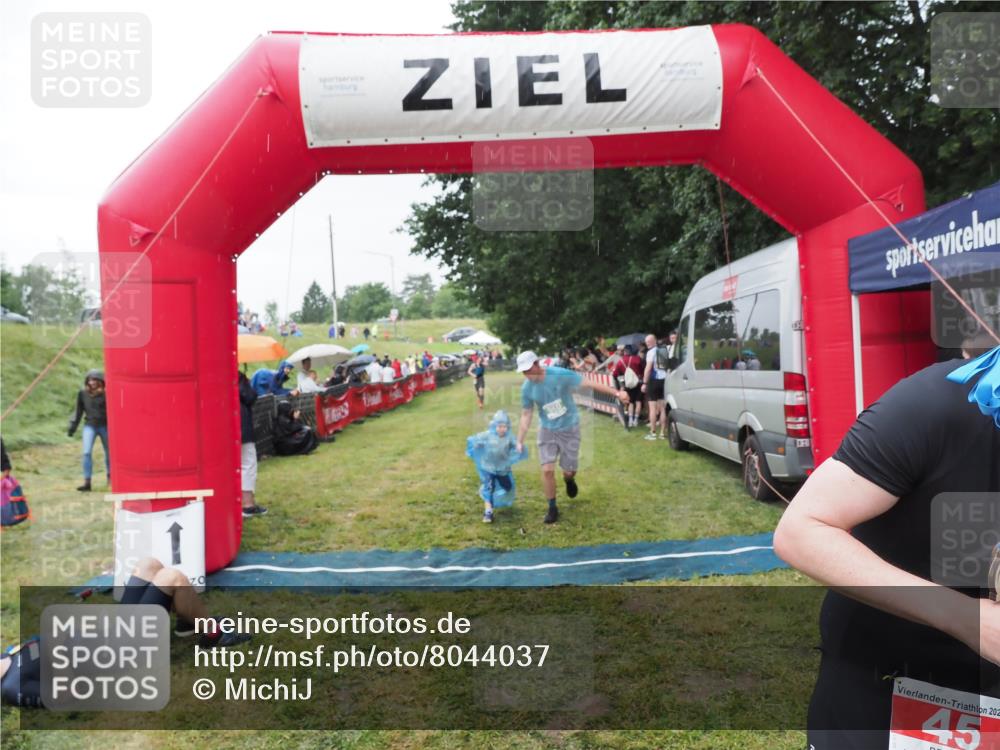 21.06.2025 - 27. Vierlanden-Triathlon MichiJ http://msf.ph/oto/8044037 15.06.2026 13:44:44 Ziel 45, 960 meine-sportfotos.de