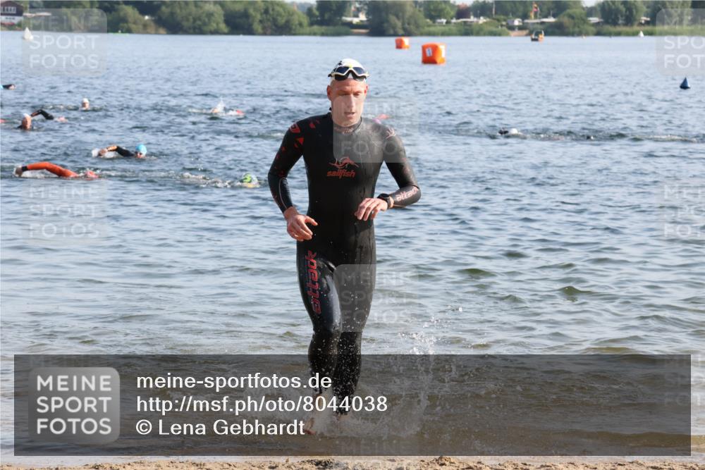 15.06.2025 - 27. Vierlanden-Triathlon Lena Gebhardt http://msf.ph/oto/8044038 15.06.2025 08:34:29 Schwimmen 20, 88 meine-sportfotos.de