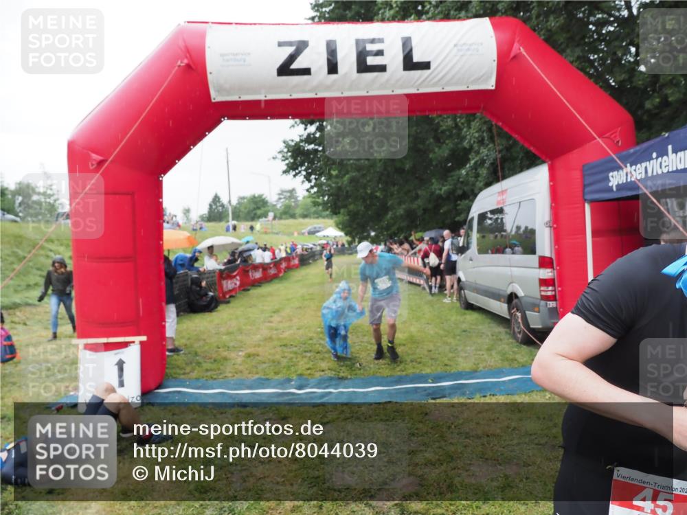 21.06.2025 - 27. Vierlanden-Triathlon MichiJ http://msf.ph/oto/8044039 15.06.2026 13:44:44 Ziel 45, 960 meine-sportfotos.de