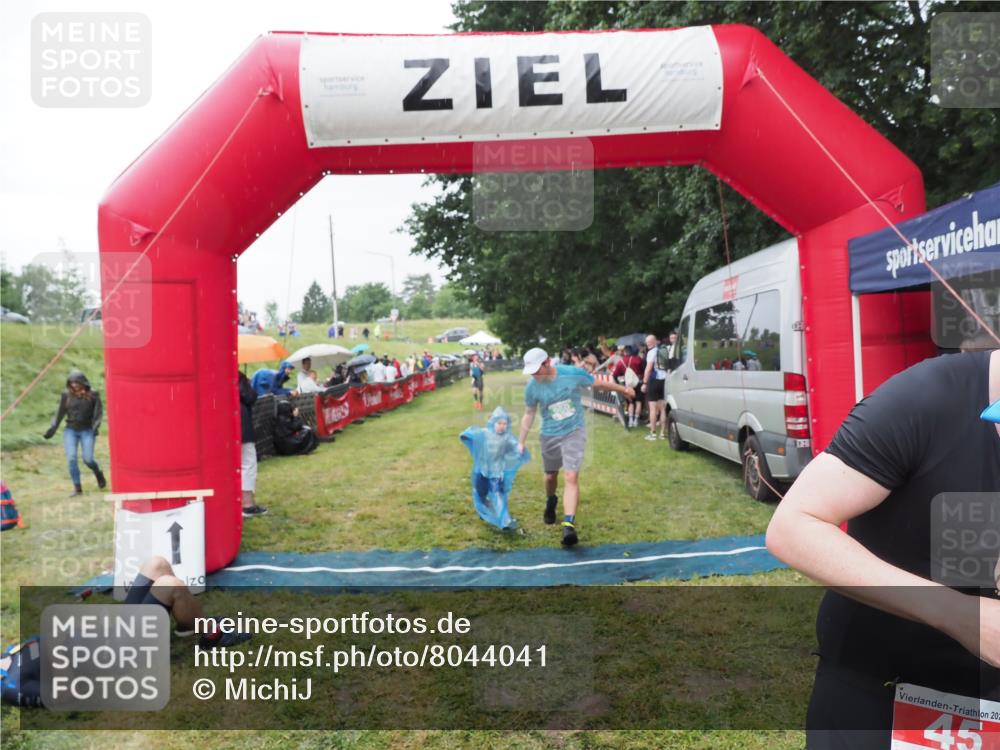 21.06.2025 - 27. Vierlanden-Triathlon MichiJ http://msf.ph/oto/8044041 15.06.2026 13:44:44 Ziel 45, 960 meine-sportfotos.de