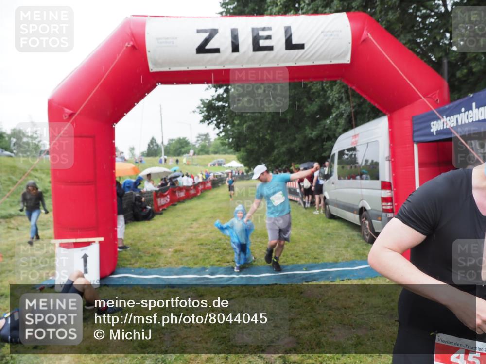 21.06.2025 - 27. Vierlanden-Triathlon MichiJ http://msf.ph/oto/8044045 15.06.2026 13:44:45 Ziel 45, 960 meine-sportfotos.de
