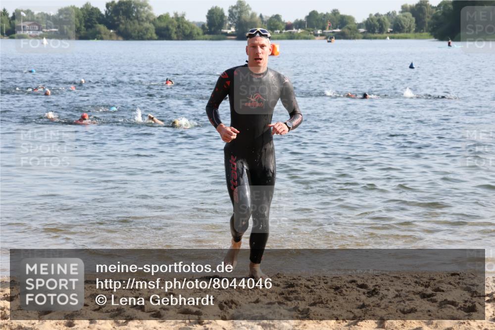 15.06.2025 - 27. Vierlanden-Triathlon Lena Gebhardt http://msf.ph/oto/8044046 15.06.2025 08:34:30 Schwimmen 20, 88 meine-sportfotos.de