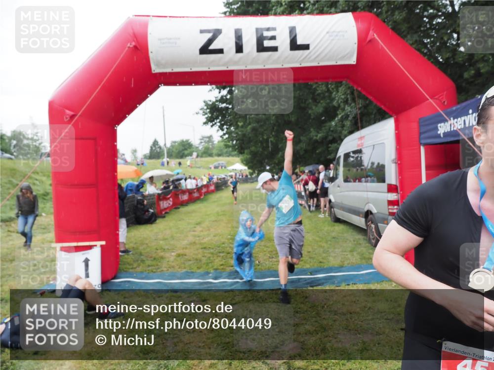 21.06.2025 - 27. Vierlanden-Triathlon MichiJ http://msf.ph/oto/8044049 15.06.2026 13:44:45 Ziel 45, 960 meine-sportfotos.de