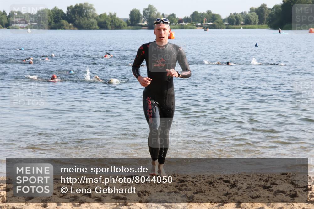 15.06.2025 - 27. Vierlanden-Triathlon Lena Gebhardt http://msf.ph/oto/8044050 15.06.2025 08:34:30 Schwimmen 20, 88 meine-sportfotos.de