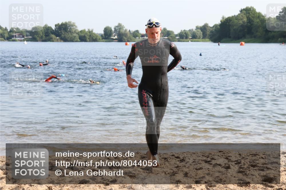 15.06.2025 - 27. Vierlanden-Triathlon Lena Gebhardt http://msf.ph/oto/8044053 15.06.2025 08:34:31 Schwimmen 20, 88 meine-sportfotos.de