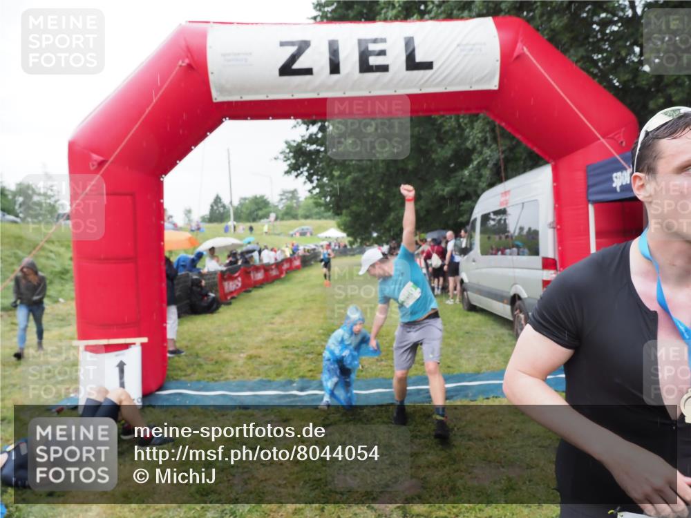 21.06.2025 - 27. Vierlanden-Triathlon MichiJ http://msf.ph/oto/8044054 15.06.2026 13:44:45 Ziel 45, 960 meine-sportfotos.de