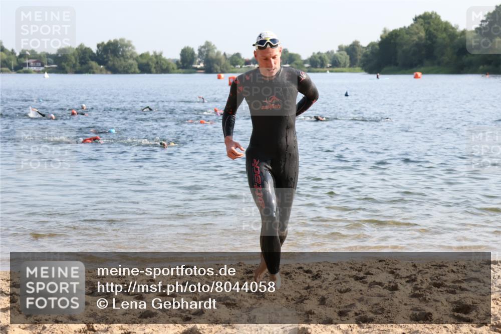 15.06.2025 - 27. Vierlanden-Triathlon Lena Gebhardt http://msf.ph/oto/8044058 15.06.2025 08:34:31 Schwimmen 20, 88 meine-sportfotos.de