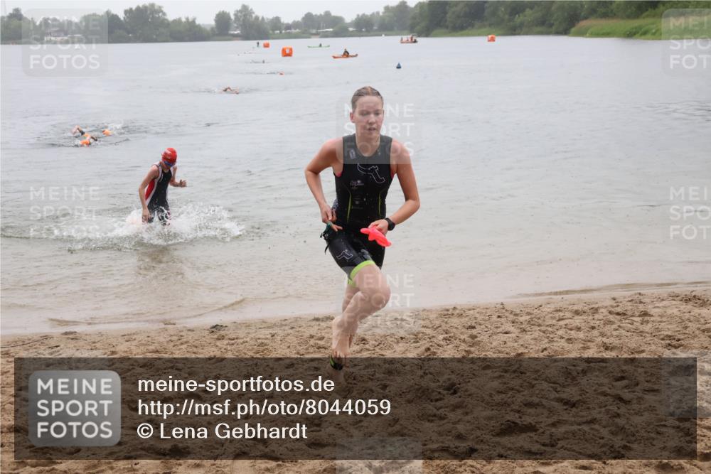 21.06.2025 - 27. Vierlanden-Triathlon Lena Gebhardt http://msf.ph/oto/8044059 15.06.2025 14:38:50 Schwimmen 1318, 1340 meine-sportfotos.de