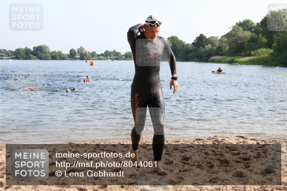 15.06.2025 - 27. Vierlanden-Triathlon Lena Gebhardt http://msf.ph/oto/8044061 15.06.2025 08:34:32 Schwimmen 20, 46, 88 meine-sportfotos.de