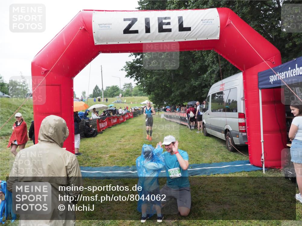 21.06.2025 - 27. Vierlanden-Triathlon MichiJ http://msf.ph/oto/8044062 15.06.2026 13:44:48 Ziel 960, 1141 meine-sportfotos.de