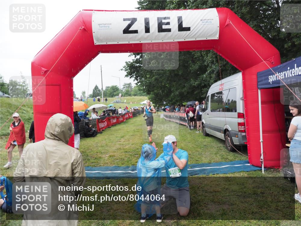 21.06.2025 - 27. Vierlanden-Triathlon MichiJ http://msf.ph/oto/8044064 15.06.2026 13:44:48 Ziel 960, 1141 meine-sportfotos.de