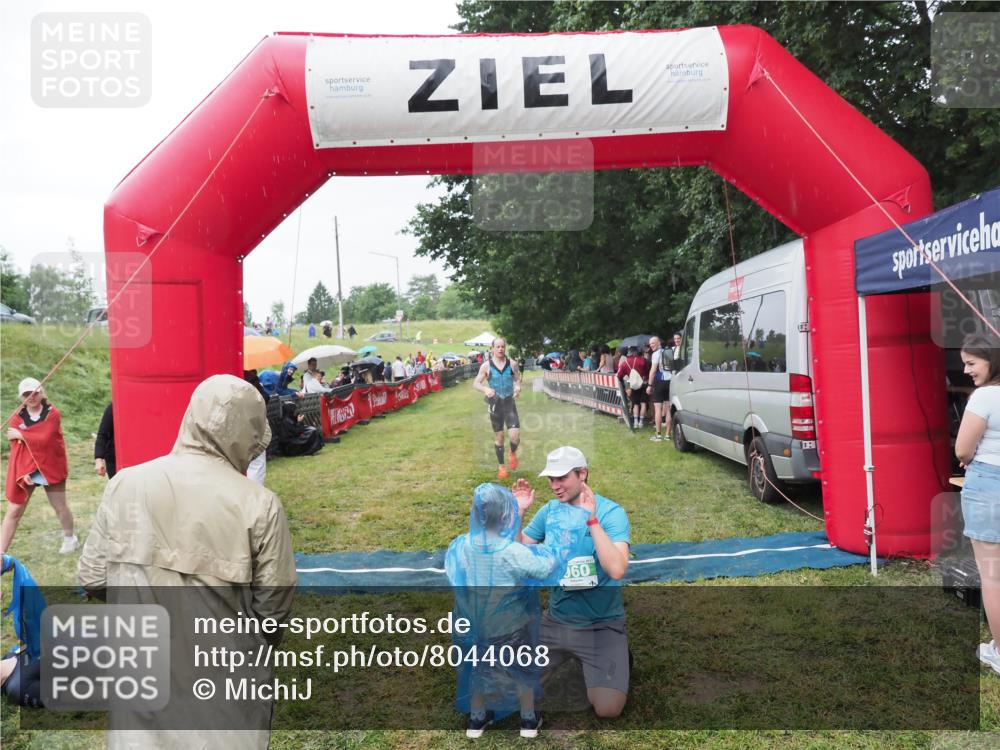 21.06.2025 - 27. Vierlanden-Triathlon MichiJ http://msf.ph/oto/8044068 15.06.2026 13:44:49 Ziel 960, 1141 meine-sportfotos.de
