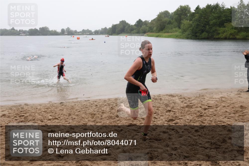 21.06.2025 - 27. Vierlanden-Triathlon Lena Gebhardt http://msf.ph/oto/8044071 15.06.2025 14:38:50 Schwimmen 1318, 1340 meine-sportfotos.de
