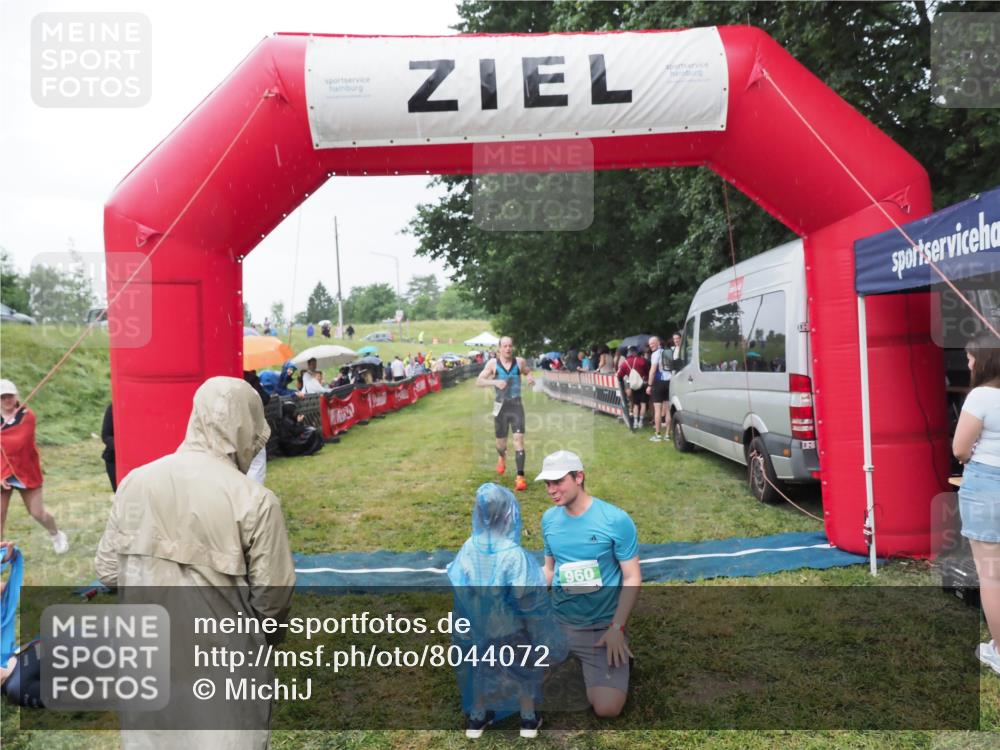 21.06.2025 - 27. Vierlanden-Triathlon MichiJ http://msf.ph/oto/8044072 15.06.2026 13:44:49 Ziel 960, 1141 meine-sportfotos.de