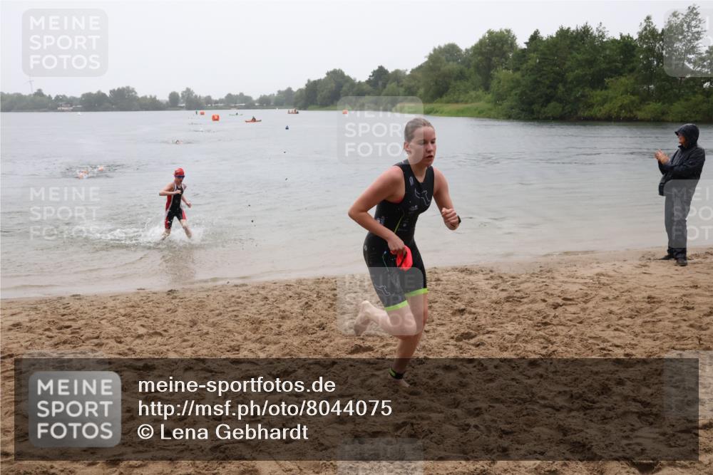 21.06.2025 - 27. Vierlanden-Triathlon Lena Gebhardt http://msf.ph/oto/8044075 15.06.2025 14:38:51 Schwimmen 1318, 1340 meine-sportfotos.de