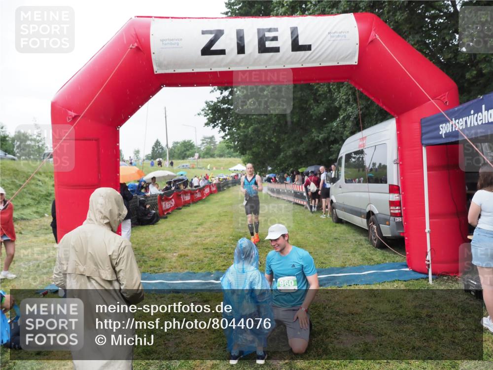 21.06.2025 - 27. Vierlanden-Triathlon MichiJ http://msf.ph/oto/8044076 15.06.2026 13:44:49 Ziel 960, 1141 meine-sportfotos.de